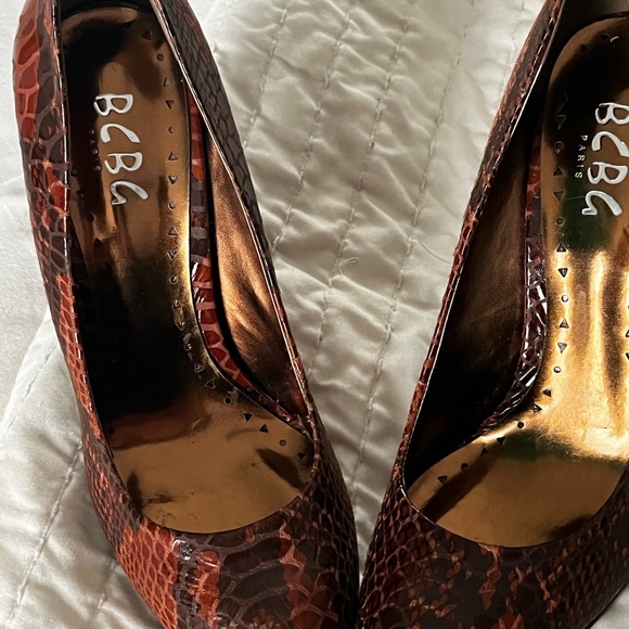 Brown snake print BCBG Paris pumps. - Picture 5 of 8